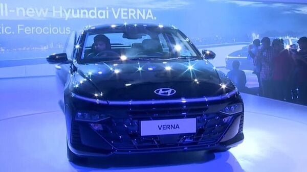 The Hyundai Verna 2023 has a completely redesigned exterior design thanks to a redesigned grille, flanked by sharper reshaped headlights and a sleek LED daytime running light strip running down the street. vehicle width.