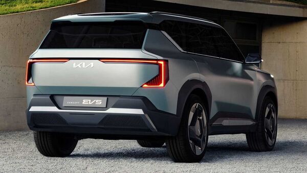 The rear profile of the Kia EV5 Concept features sleek C-shaped LED taillights that cover almost the entire width of the tailgate, while chunky skid plates can also be seen.