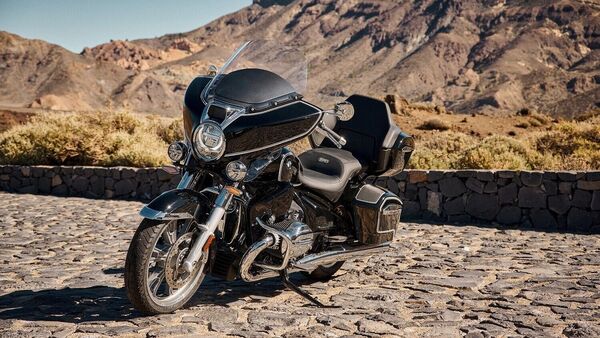 The BMW R 18 Transcontinental weighs 427 kg and has a fuel capacity of 24 liters.