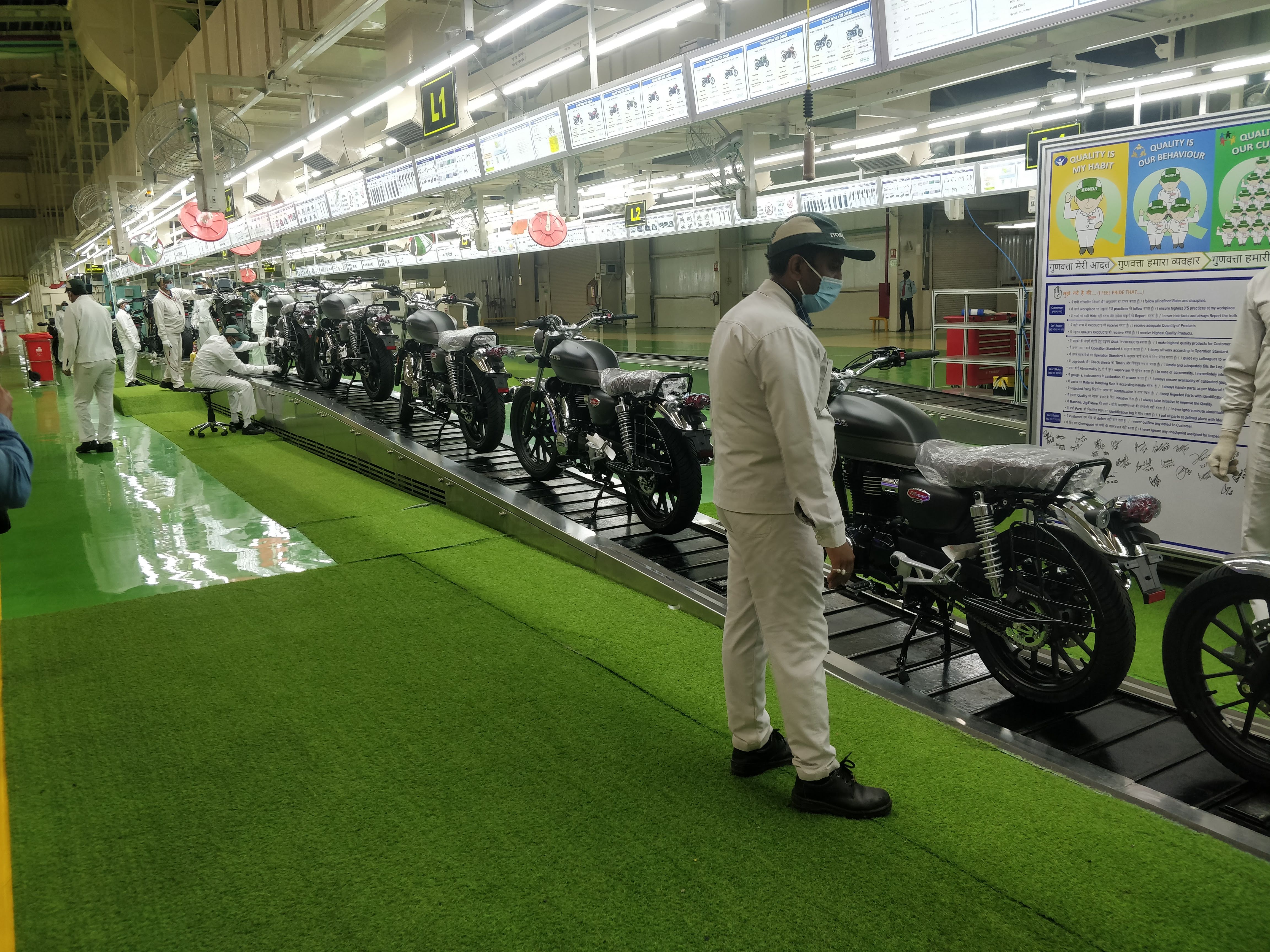Honda H'ness CB350 rolled off the assembly line at Manesar factory (pictures are for reference only)