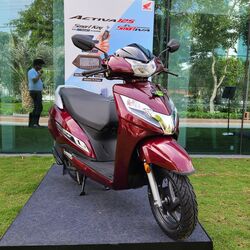 There are five colour options on Honda Activa 125. There is Pearl Night Start Black, Heavy Gray Metallic, Rebel Red Metallic, Pearl Precious White and Mid Night Blue Metallic.