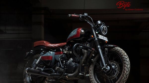 The motorcycle now has a stretched rear wheel. It is fitted with a 15-inch wheel and a 140-section tyre. The motorcycle now has a stretched rear wheel. It is fitted with a 15-inch wheel and a 140-section tyre.
