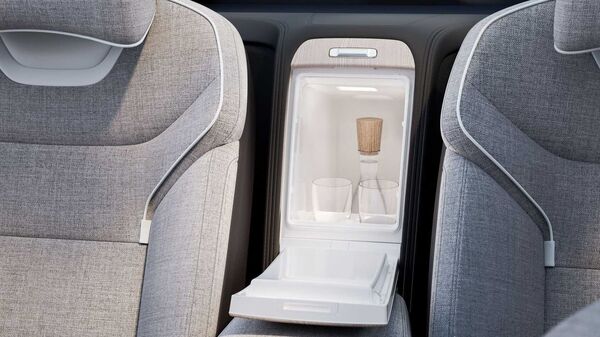 A key feature in the cabin is the center armrest-integrated storage space for rear occupants, which has enough room for a large bottle and two glasses.