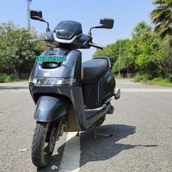 The brakes offer a good bite, there is a disc in the front and a drum at the rear. TVS also offers CBS because of which the wheels lock-up on gravel roads.