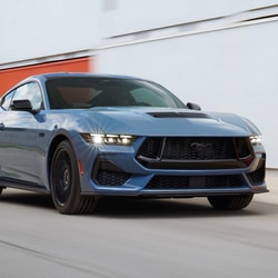 Mustang GT 2023 Deep Impact Blue trompée