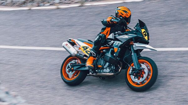 The KTM 890 SMT is also equipped with Supermoto ABS.