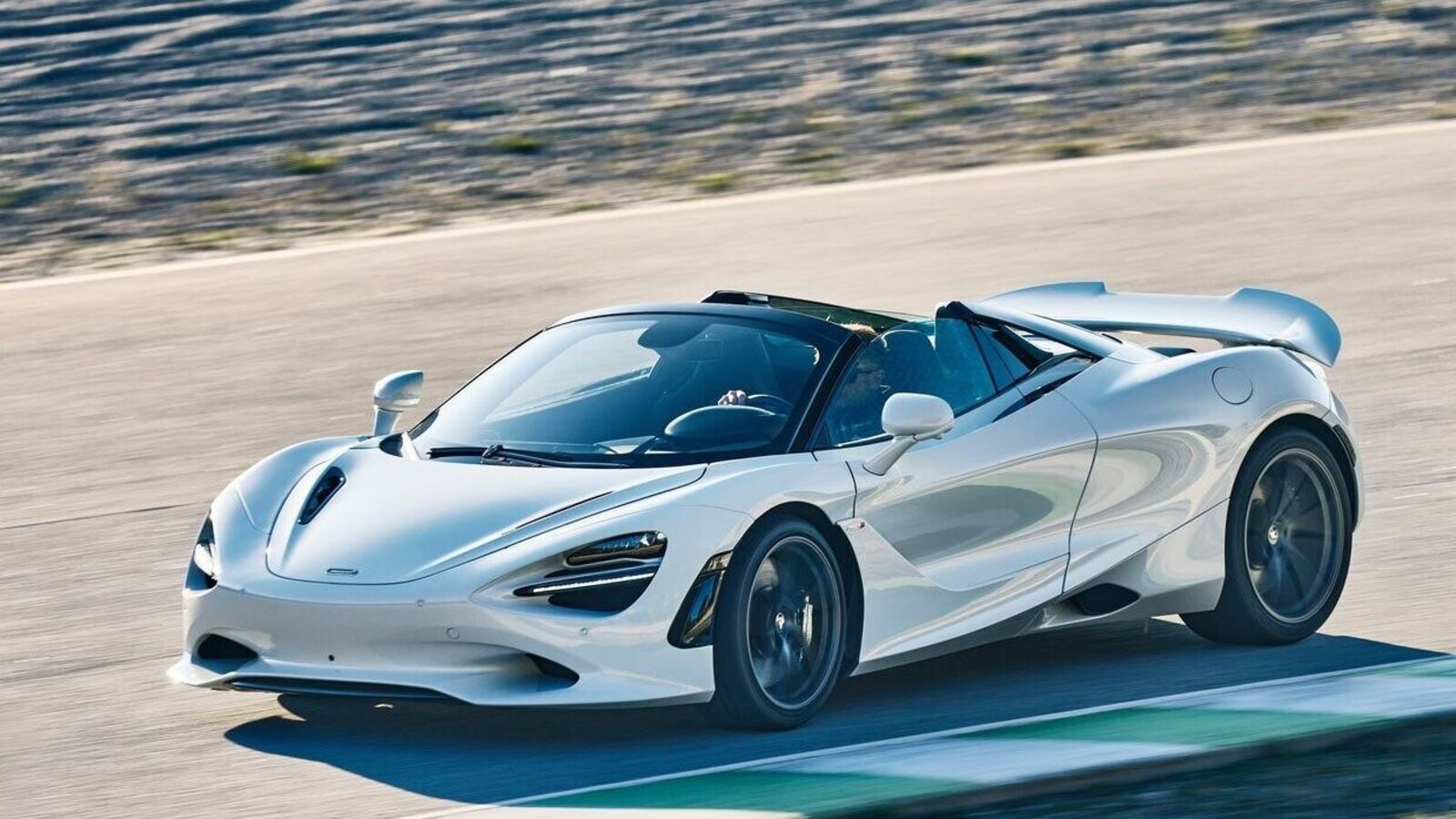 The McLaren 750S Spider is insanely fast! HT Auto