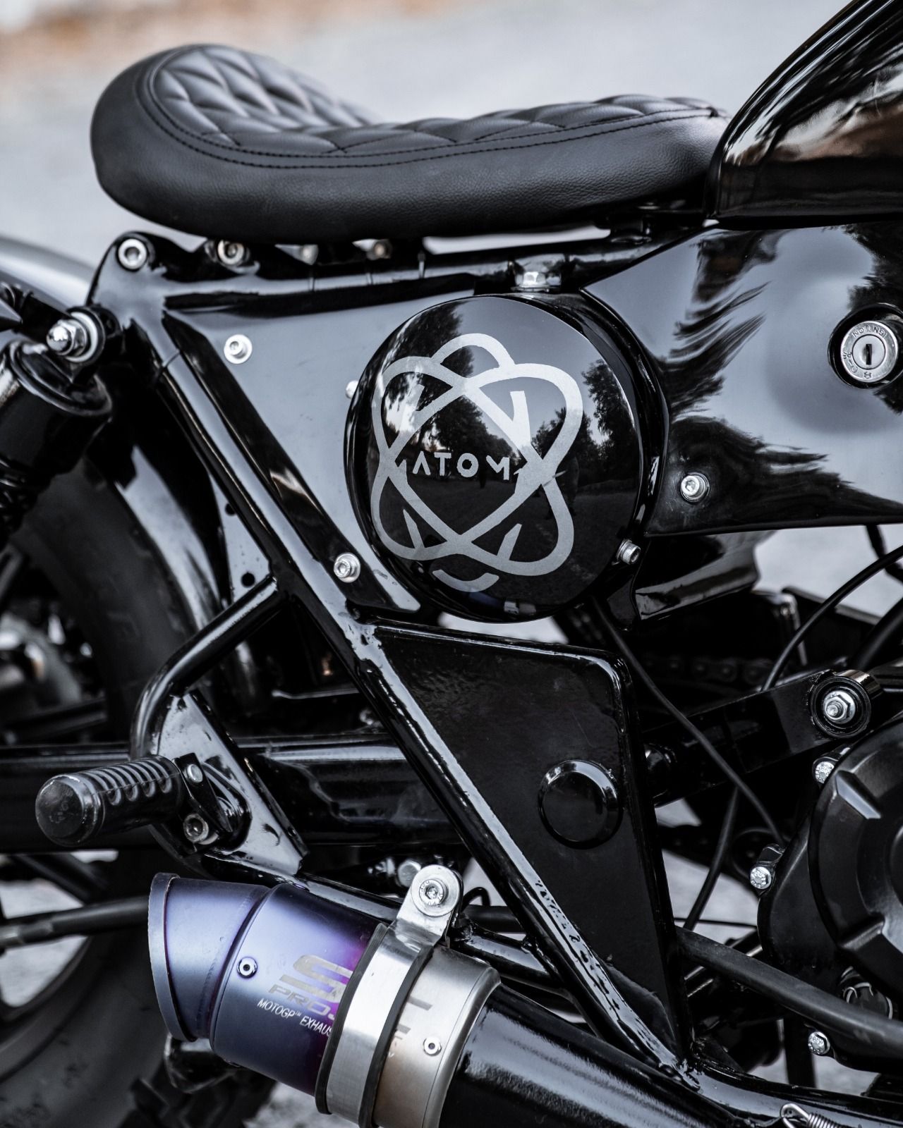 సింగిల్​ పీస్​ సీట్​ రావడంతో ఐకానిక్​ బాబర్​ లుక్​ వస్తోంది. కస్టమ్​ రేర్​ సీట్​ని కూడా ఇచ్చారు. అవసరమైతే దానిని తీసేయవచ్చు.