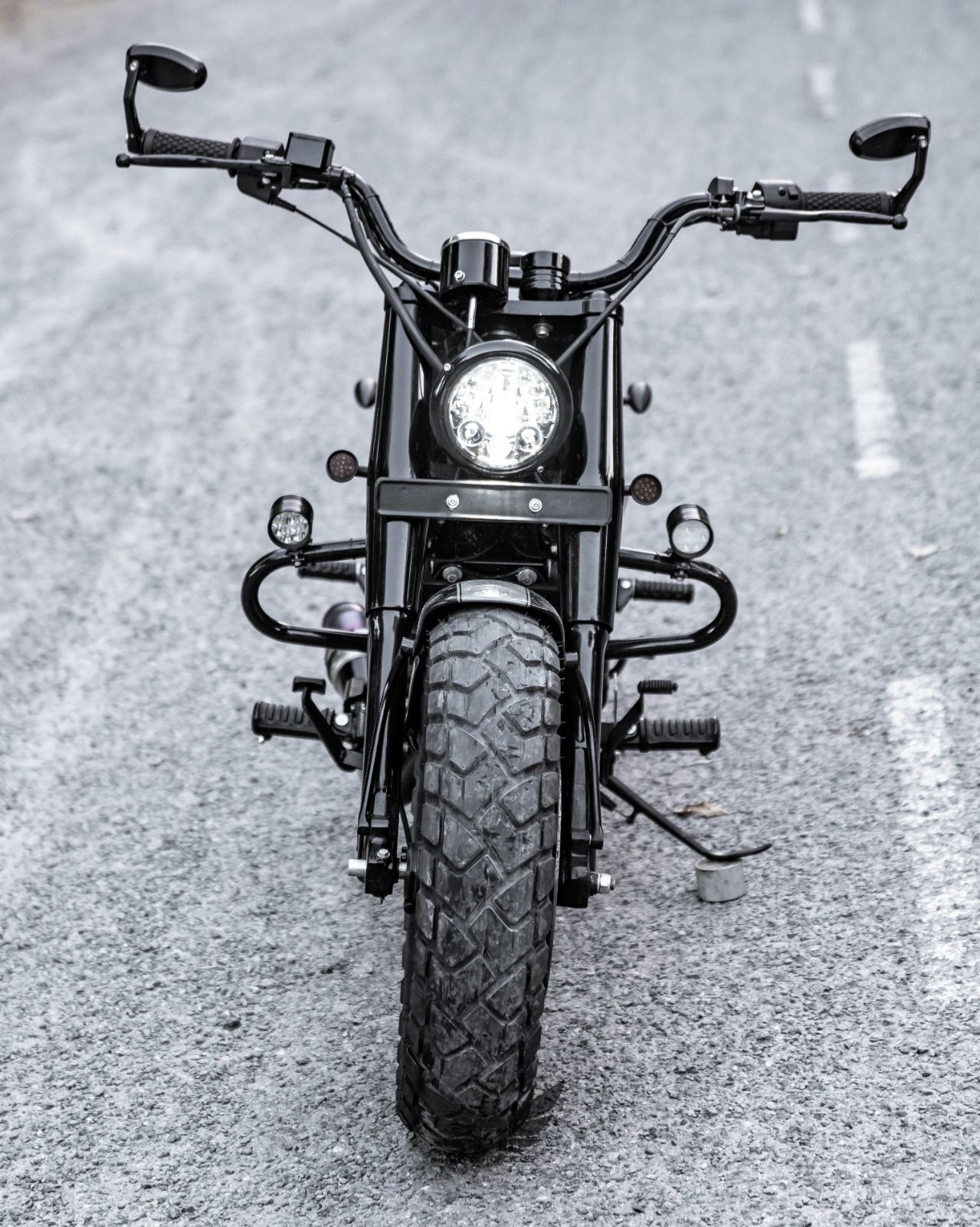 స్టాక్​ స్పీడోమీటర్​ను డిజిటల్​ యూనిట్​తో రిప్లేస్​ చేశారు. టైర్​ హాగర్​, గ్రిప్స్​ కూడా కొత్తగా వచ్చాయి.