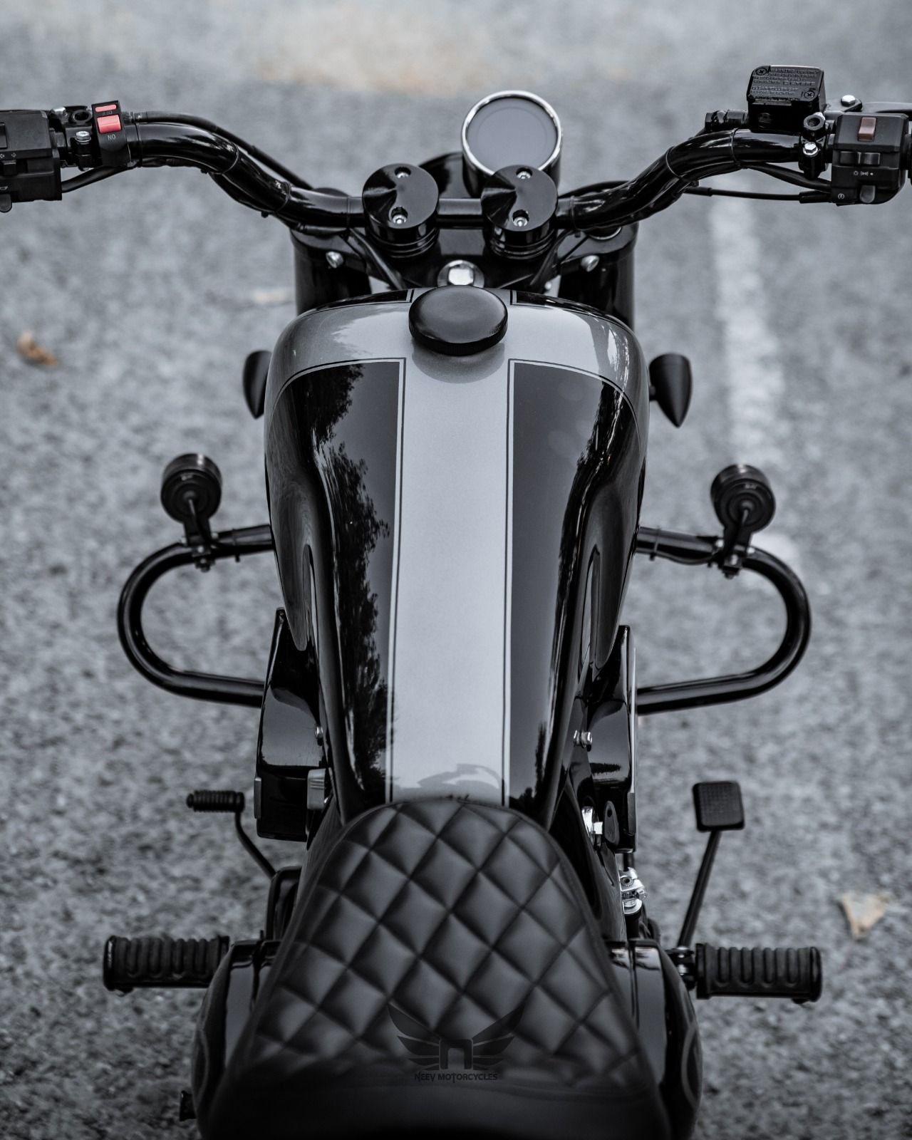 బజాజ్​ అవెంజర్​ 220ని మాడిఫై చేసింది నీవ్​ మోటార్​సైకిల్స్​. దీనిని ఆటమ్​ అని పిలుస్తోంది.