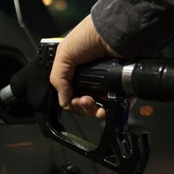 Here are a couple of tips you should follow while refuelling your car or motorcycle, or scooter at a petrol pump.