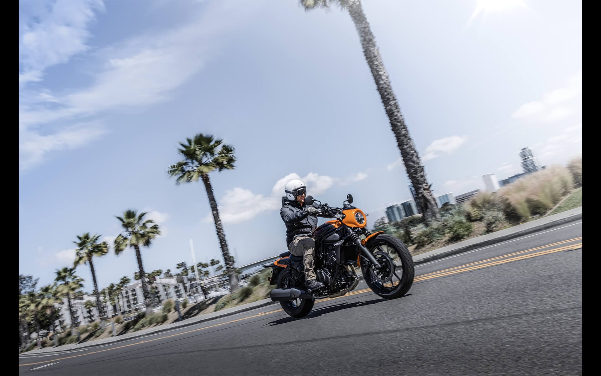 The SE variant of the motorcycle comes with unique color schemes that are exclusively available for this model. It also features a distinct seat design, a stylish headlight cowl, fork boots, and an added bonus of a waterproof USB C outlet for convenient charging on the go.