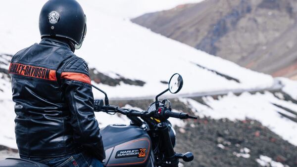 The X440 is built to a cost so that it can compete better in the Indian market and can attract more buyers. Because of this, the motorcycle is using an air-oil cooled engine. The X440 is built to a cost so that it can compete better in the Indian market and can attract more buyers. Because of this, the motorcycle is using an air-oil cooled engine.