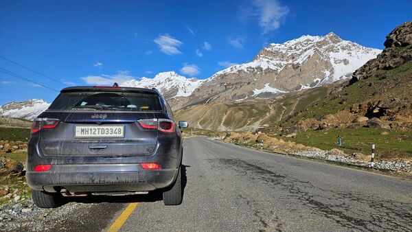 While heading towards Zojila Pass, the roads were quite bad. There was slush everywhere and the tyres started to lose traction. Fortunately, the Compass detected it and we shifted to Snow mode. While heading towards Zojila Pass, the roads were quite bad. There was slush everywhere and the tyres started to lose traction. Fortunately, the Compass detected it and we shifted to Snow mode.