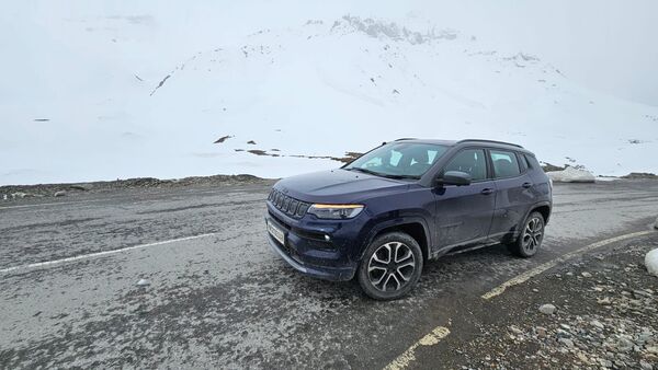At Baralachala Pass, there was a thick layer of snow throughout the mountains. Jeep Compass