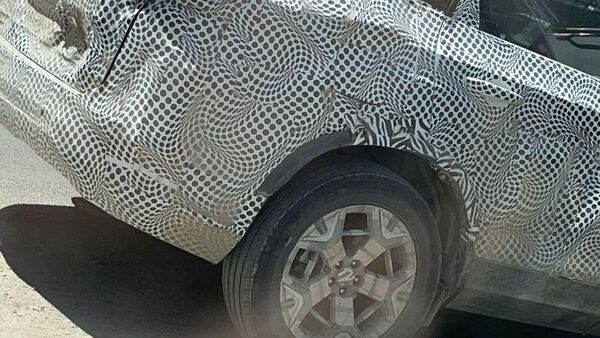 One of the test mules was equipped with a new set of alloy wheels. (Photo courtesy: Twitter/@BunnyPunia) Tata Safari