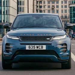 Land Rover is now offering colour schemes which are Tribeca Blue, Corinthian Bronze, and Arroios Grey. There are also new alloy wheels which measure up to 21-inch