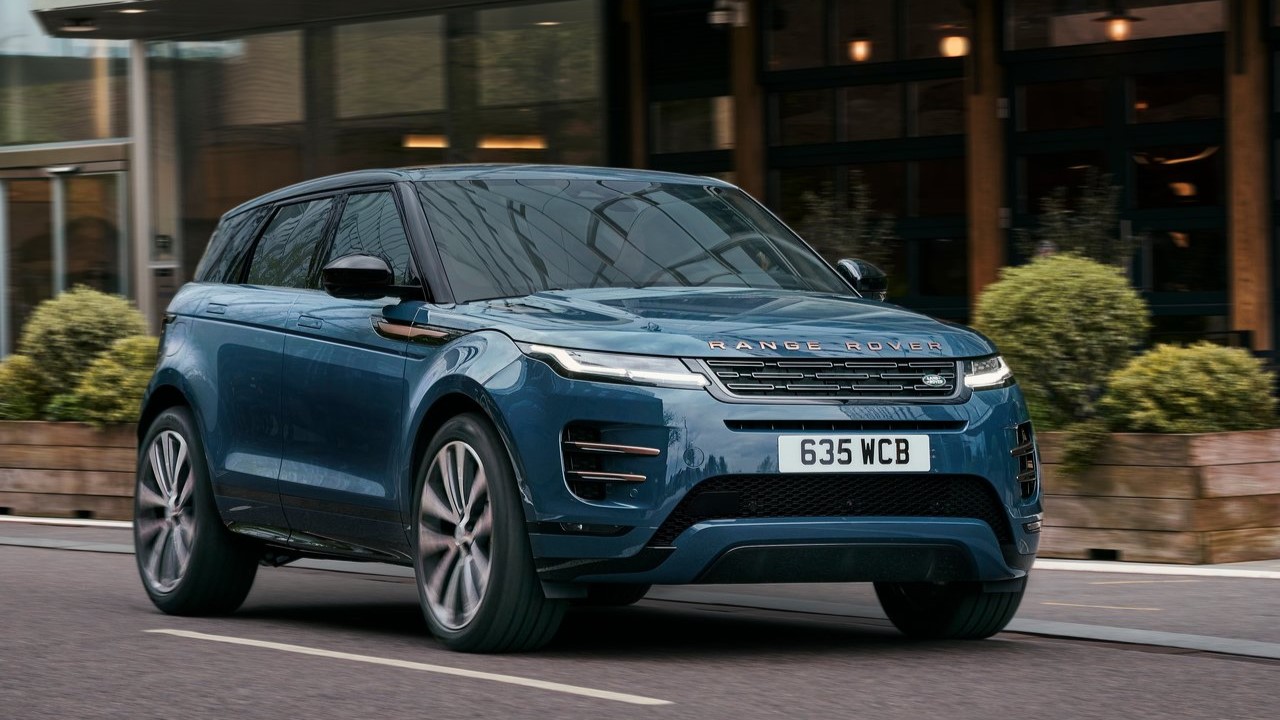 In pics: 2024 Range Rover Evoque revealed with a curved screen. Here's the first  look!