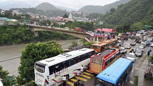 Hundreds Of Commuters Stranded As Chandigarh Manali Highway Remains Blocked Ht Auto