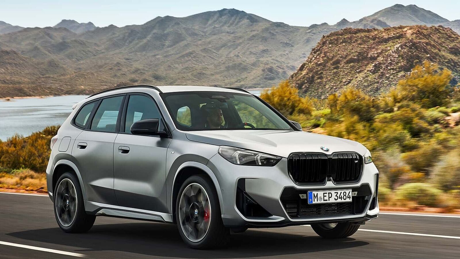 BMW X1 M35i xDrive 2023 debut dengan sistem infotainment iDrive 9 dan 312 hp