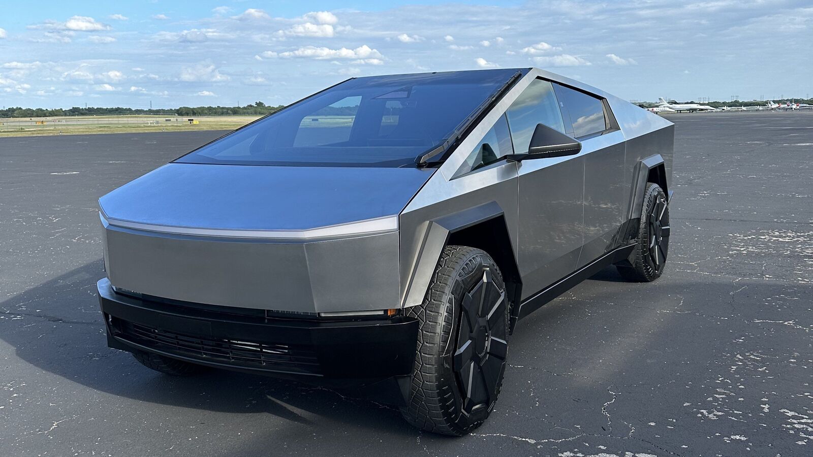 Tesla Cybertruck to debut with over 560 km range, may skip 800 km trim