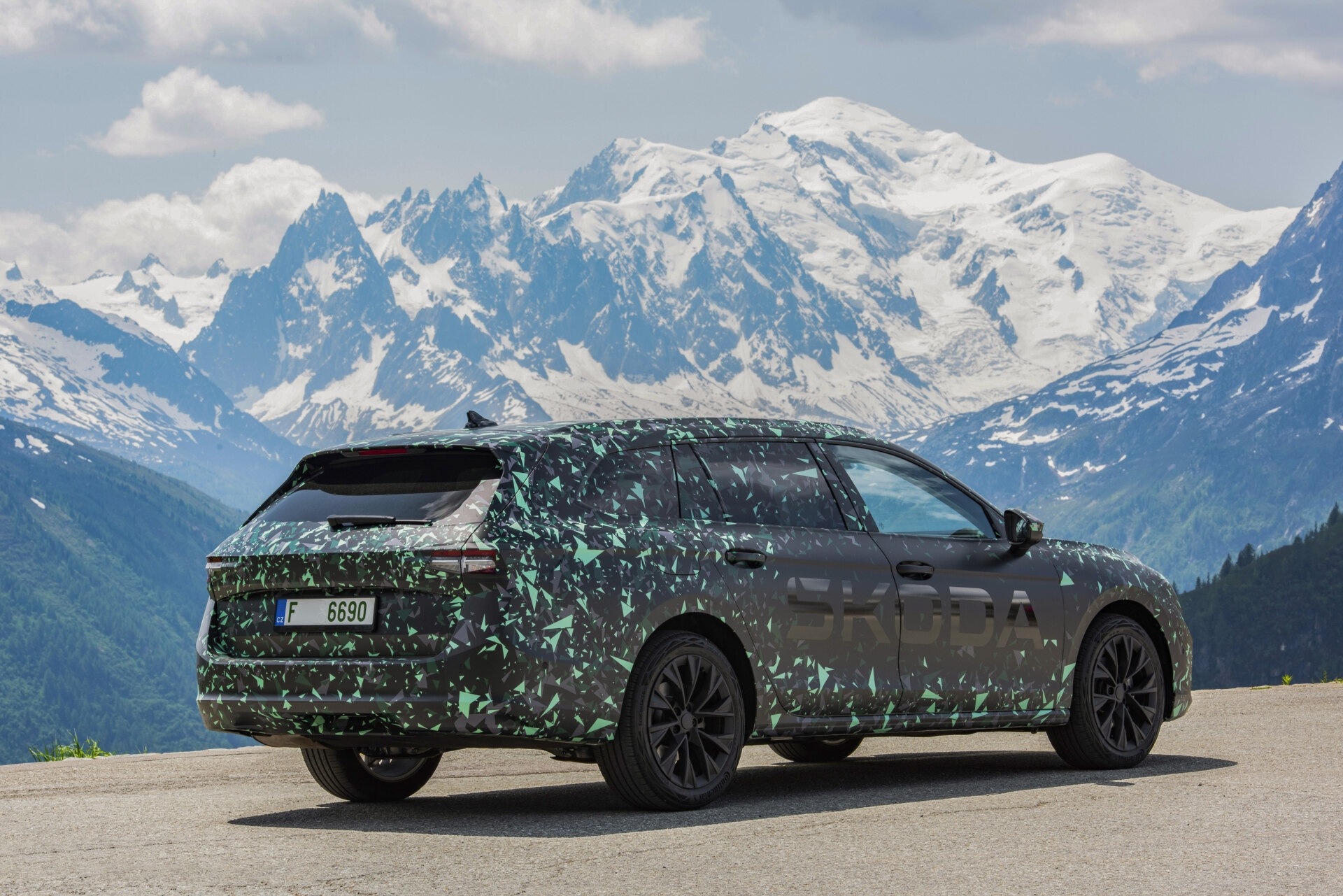 The new Skoda Superb has increased in length and height, while the wheelbase remains the same. The cabin promises to offer more headroom than before 2024 Skoda Superb prototype