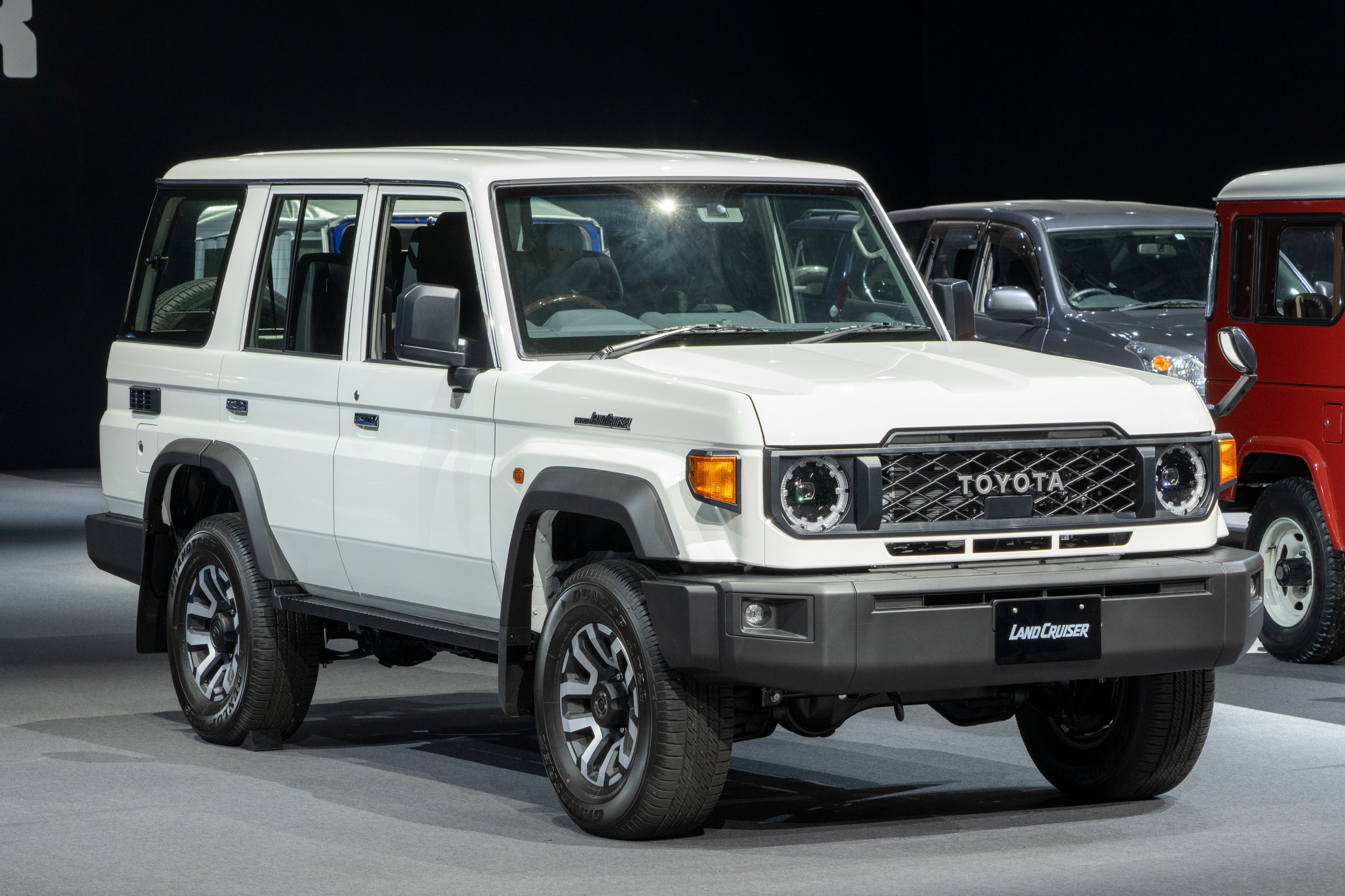 Retro Cool 2024 Toyota Land Cruiser Prado Debuts Globally Will Rival 