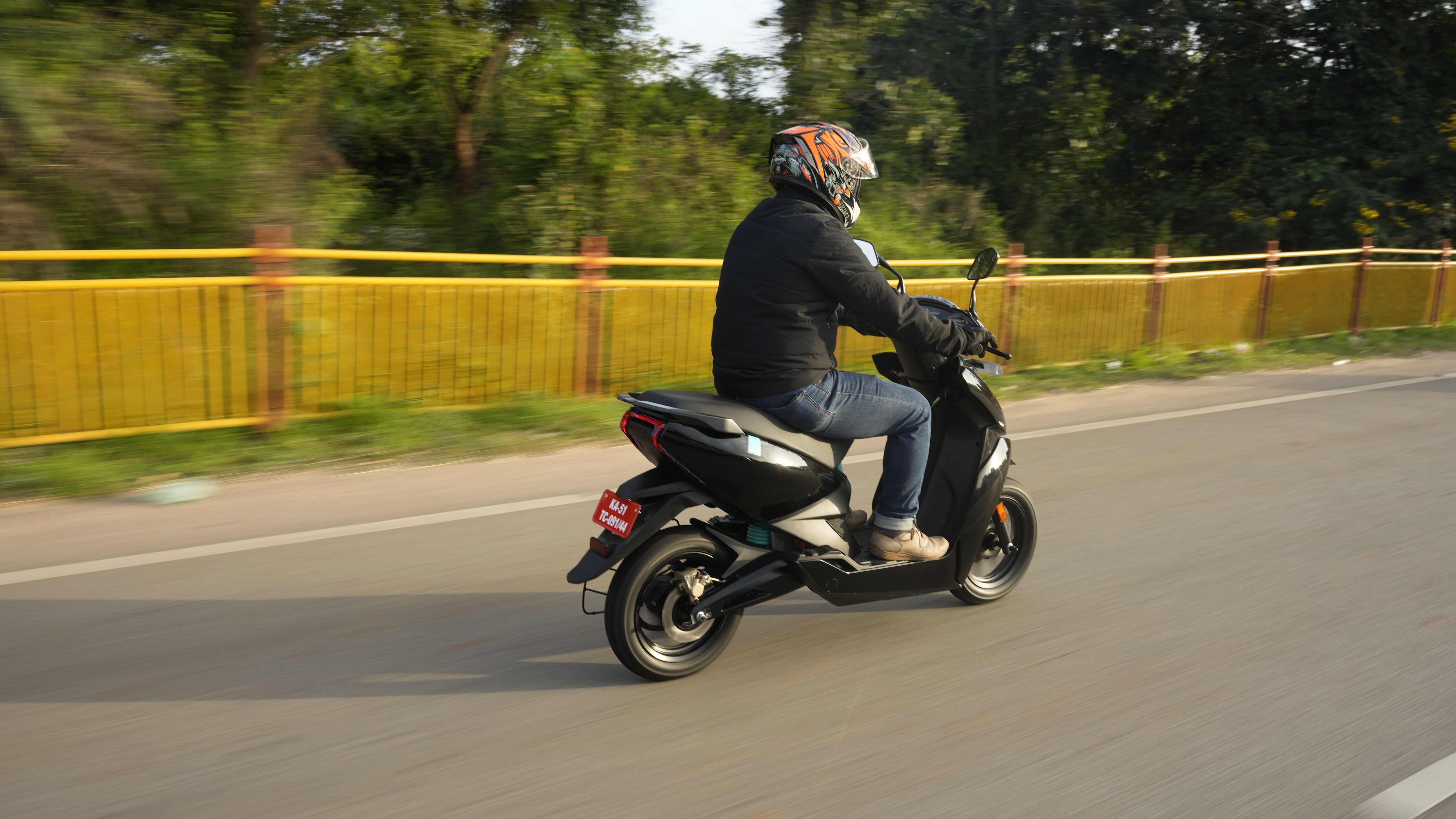 Ather 450S can reach a top speed of 90 kmph in Sport mode and the acceleration of this electric scooter is smooth and swift.