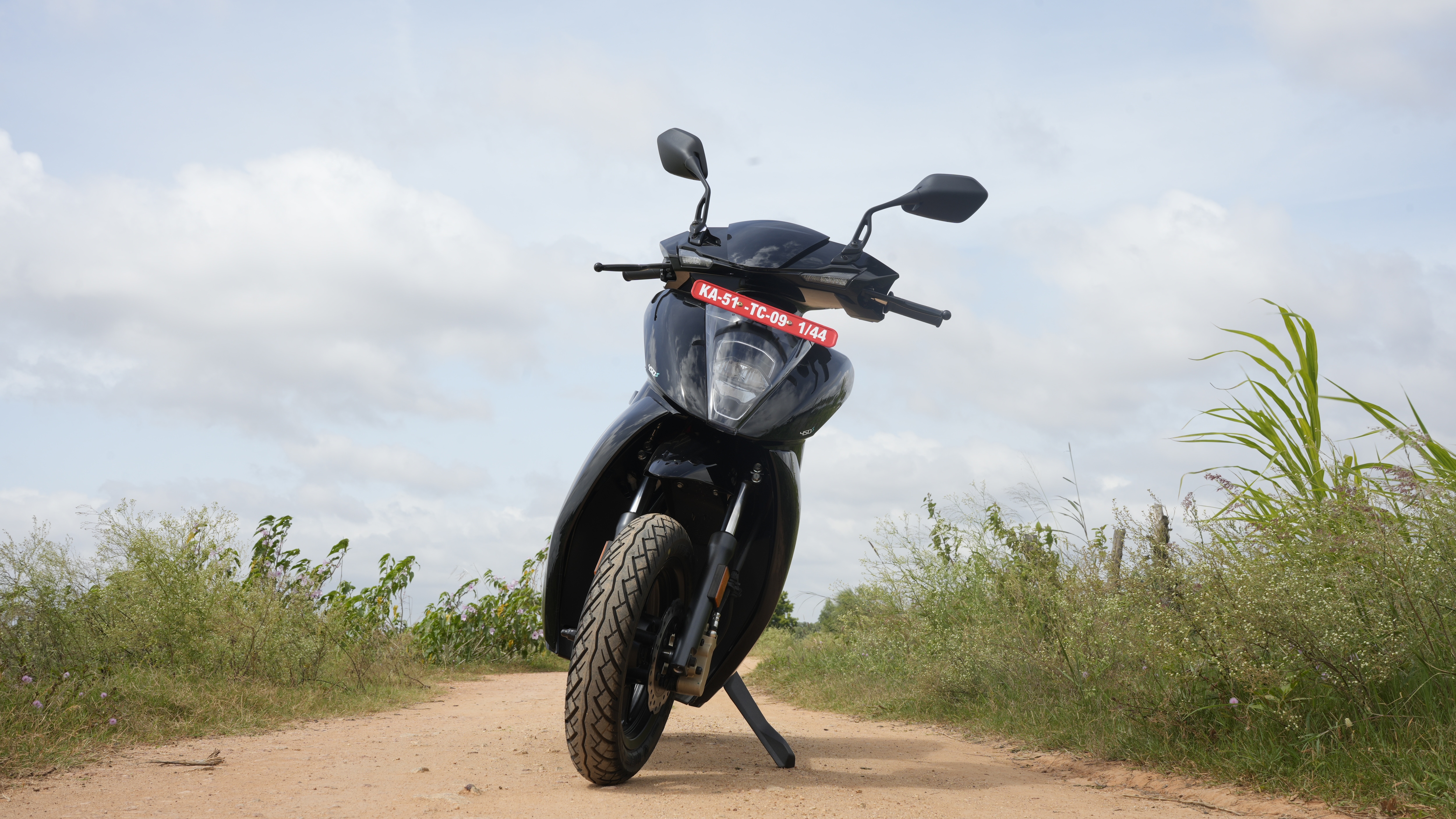 Don’t expect any additional attention on the road while riding the 450S, as it is visually the same as its flagship sibling 450X.
