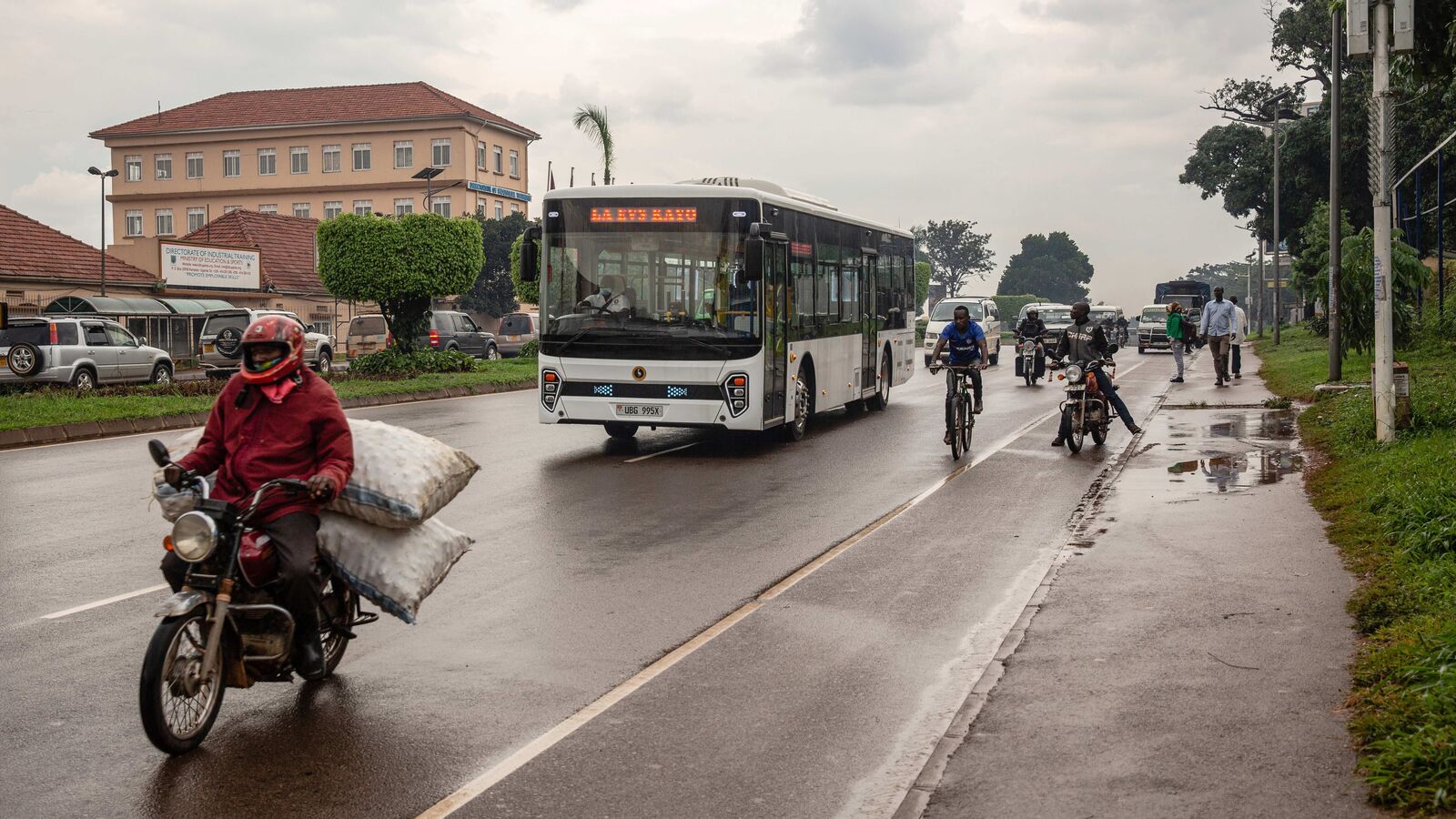 India Gears Up For 10k Electric Buses In 169 Cities | HT Auto