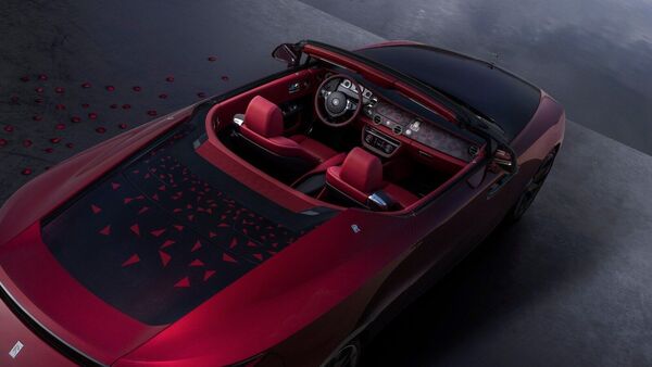 To develop a paint theme for Rolls-Royce La Rose Noire Droptail, that changes shade when viewed from different angles, just like the rose, specialists developed a new paint process and perfected it over 150 iterations. To get the rich colour variation, a secret base coat was followed by five layers of clear lacquer, each blended with a slightly different tone of red. To develop a paint theme for Rolls-Royce La Rose Noire Droptail, that changes shade when viewed from different angles, just like the rose, specialists developed a new paint process and perfected it over 150 iterations. To get the rich colour variation, a secret base coat was followed by five layers of clear lacquer, each blended with a slightly different tone of red.