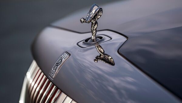 Under the hood, Rolls-Royce La Rose Noire Droptail is powered by a twin-turbocharged 6.75-liter V-12 engine with performance specs as found in the Rolls-Royce Ghost. Under the hood, Rolls-Royce La Rose Noire Droptail is powered by a twin-turbocharged 6.75-liter V-12 engine with performance specs as found in the Rolls-Royce Ghost.