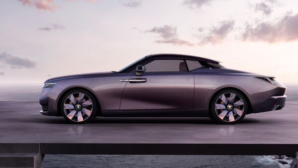 Rolls-Royce Amethyst Droptail's Pantheon grille treatment is done using a partially hand-brushed and a partially hand-polished technique. Rolls-Royce Amethyst Droptail