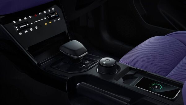 The controls for climate control are hidden until they are needed. The gear selector is also new and looks more modern than the previous one. There is also a wireless charger and driving modes that can be changed via a rotary dial. The controls for climate control are hidden until they are needed. The gear selector is also new and looks more modern than the previous one. There is also a wireless charger and driving modes that can be changed via a rotary dial.