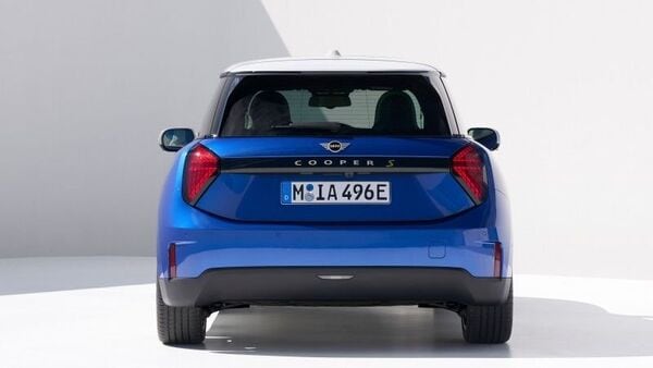 The rear section of the new MINI Coper EV also gets a contemporary feel, featuring clear surfaces and flush rear lights. A striking black handle strip divides the rear section and its horizontal orientation. The rear section of the new MINI Coper EV also gets a contemporary feel, featuring clear surfaces and flush rear lights. A striking black handle strip divides the rear section and its horizontal orientation.