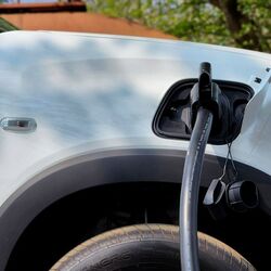 Here are a few easy and useful tips to ensure a longer lifespan for your electric vehicle's battery.