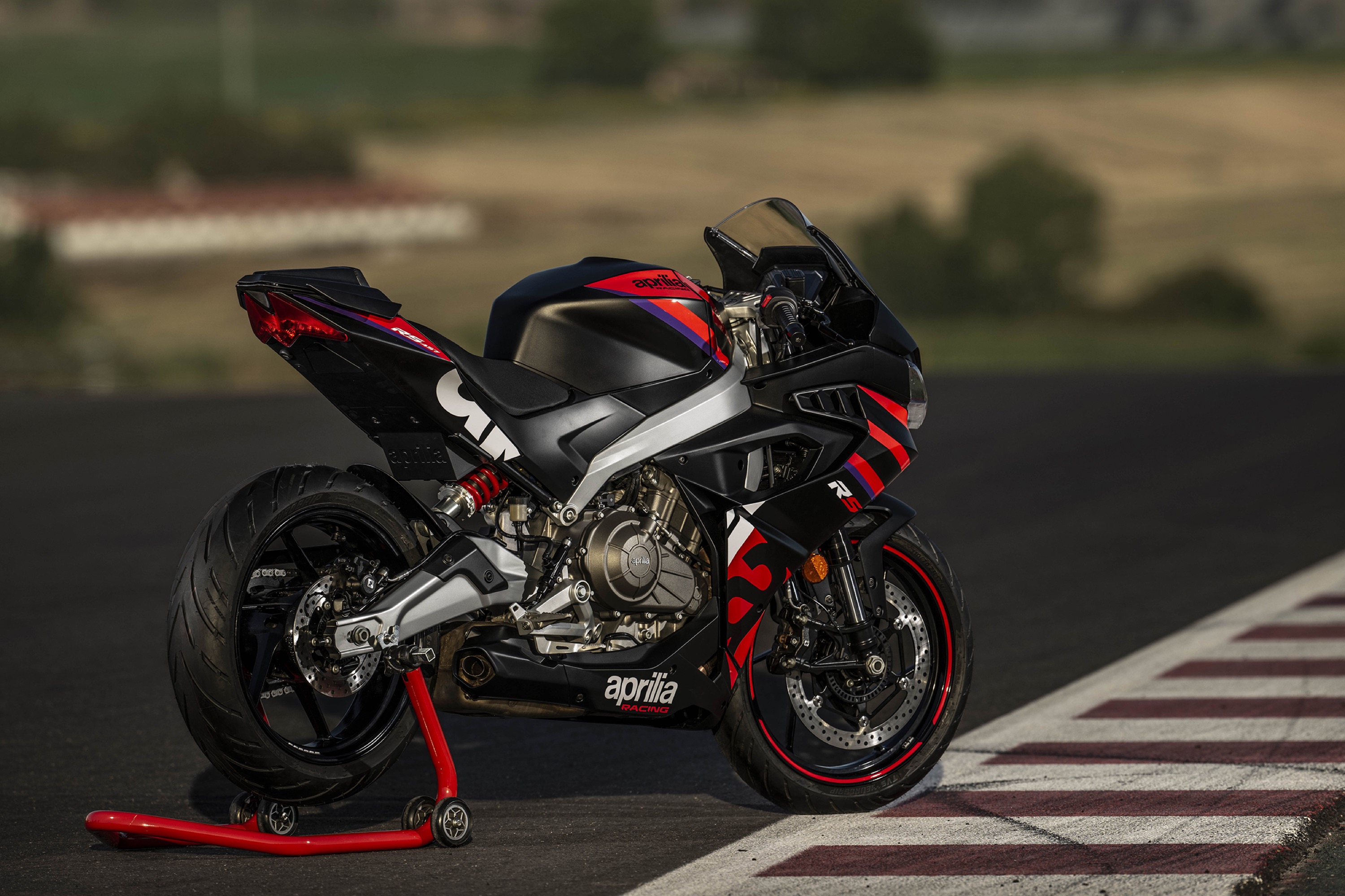 The Aprilia RS 457 has a kerb weight of just 175 kg, which should make for an impressive power-to-weight ratio. The bike has been developed in Italy in collaboration with the teams in India