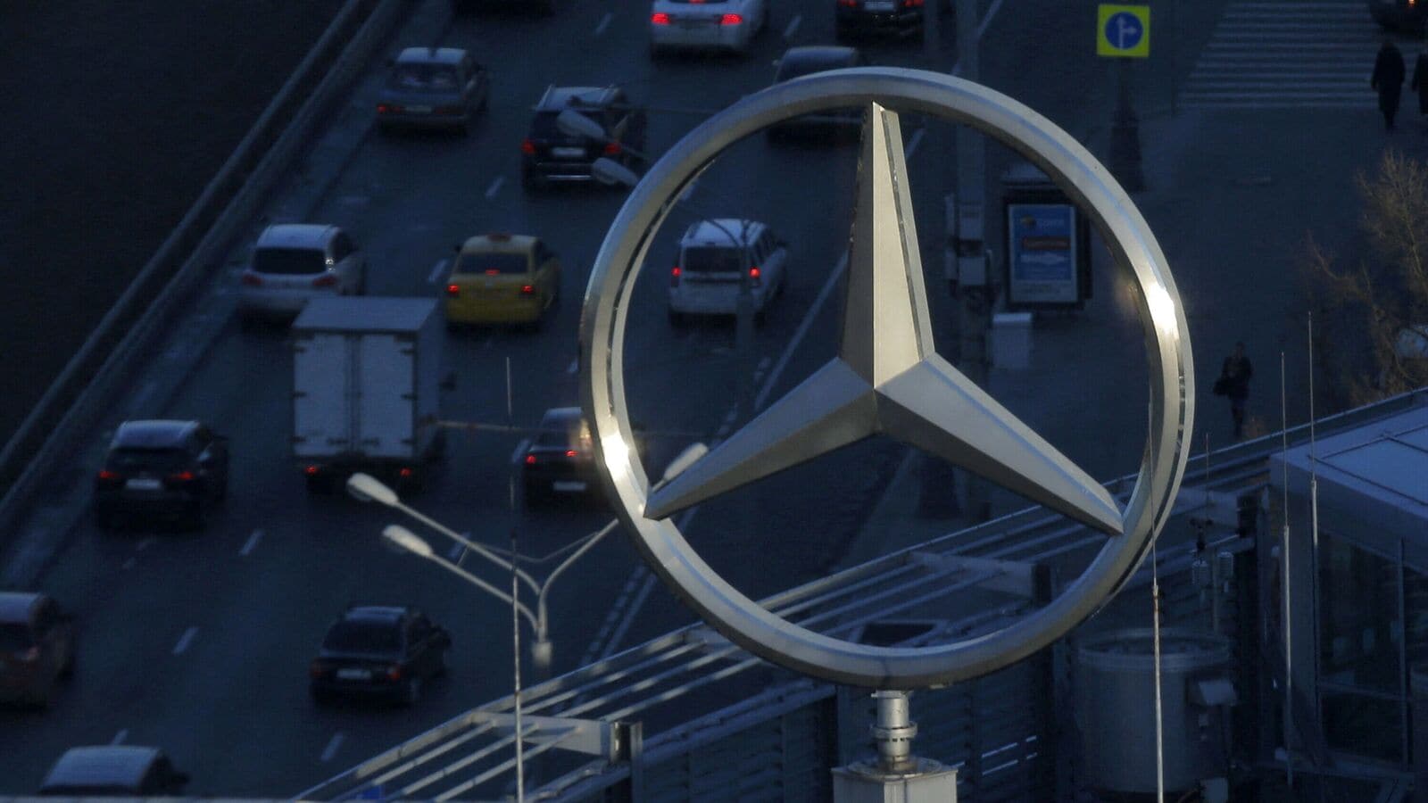 Mercedes-Benz accused of using emission cheating devices, likely to recall cars