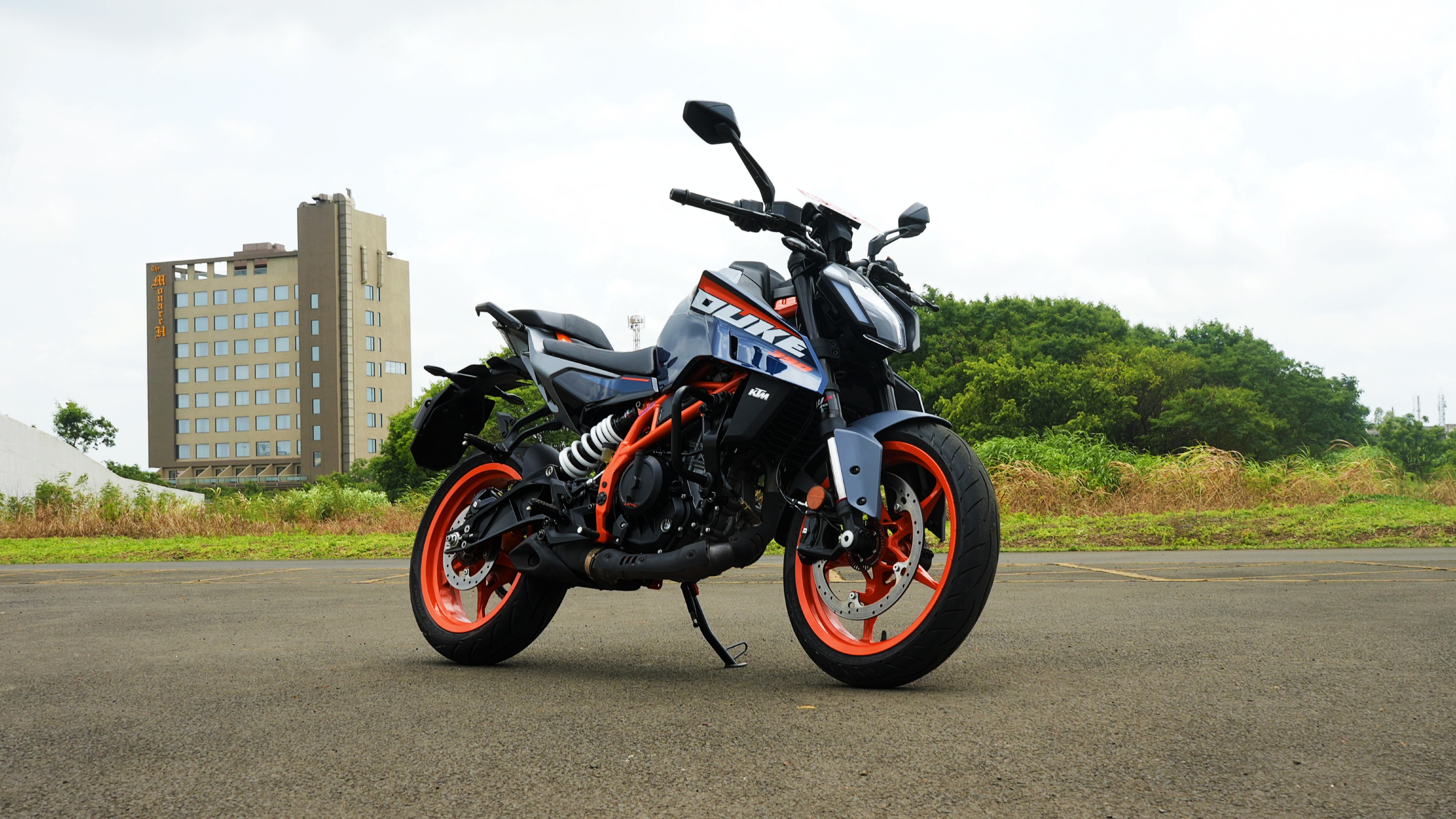The 2024 KTM 390 Duke looks sharp, mimicking the bigger Duke range in design. The road presence remains strong with the bold styling