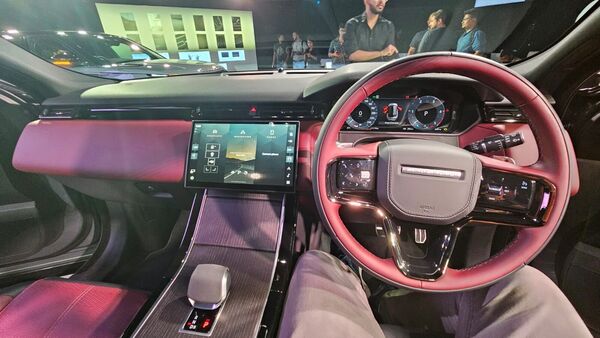 The interior now gets two new leather colourways – Caraway and Deep Garnet. The colours are highlighted by the new Moonlight Chrome on the steering wheel, centre console surrounds and air vents. The interior now gets two new leather colourways – Caraway and Deep Garnet. The colours are highlighted by the new Moonlight Chrome on the steering wheel, centre console surrounds and air vents.