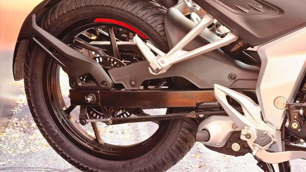 Bajaj Auto is offering 17-inch alloy wheels that are wrapped in tubeless tyres which give a peace of mind in case of a puncture. The front tyre measures 90/90 17 whereas the rear one measures 120/80 17. Bajaj Auto is offering 17-inch alloy wheels that are wrapped in tubeless tyres which give a peace of mind in case of a puncture. The front tyre measures 90/90 17 whereas the rear one measures 120/80 17.