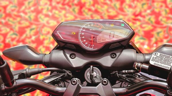 The digital instrument cluster has been carried forwarded from the other new generation Pulsars. Bajaj calls it Infinity Display Console that has a minimal bezel. At the centre, there is an analogue tachometer which is still preferred by purists. The digital instrument cluster is towards the right, it shows info like gear position indicator, distance to empty and time. The digital instrument cluster has been carried forwarded from the other new generation Pulsars. Bajaj calls it Infinity Display Console that has a minimal bezel. At the centre, there is an analogue tachometer which is still preferred by purists. The digital instrument cluster is towards the right, it shows info like gear position indicator, distance to empty and time.