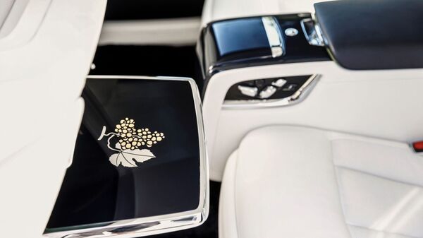 The grape motif also continues on the two picnic tables at the rear, made with stainless steel and gold plating. Rolls-Royce Phantom Cinque Terre