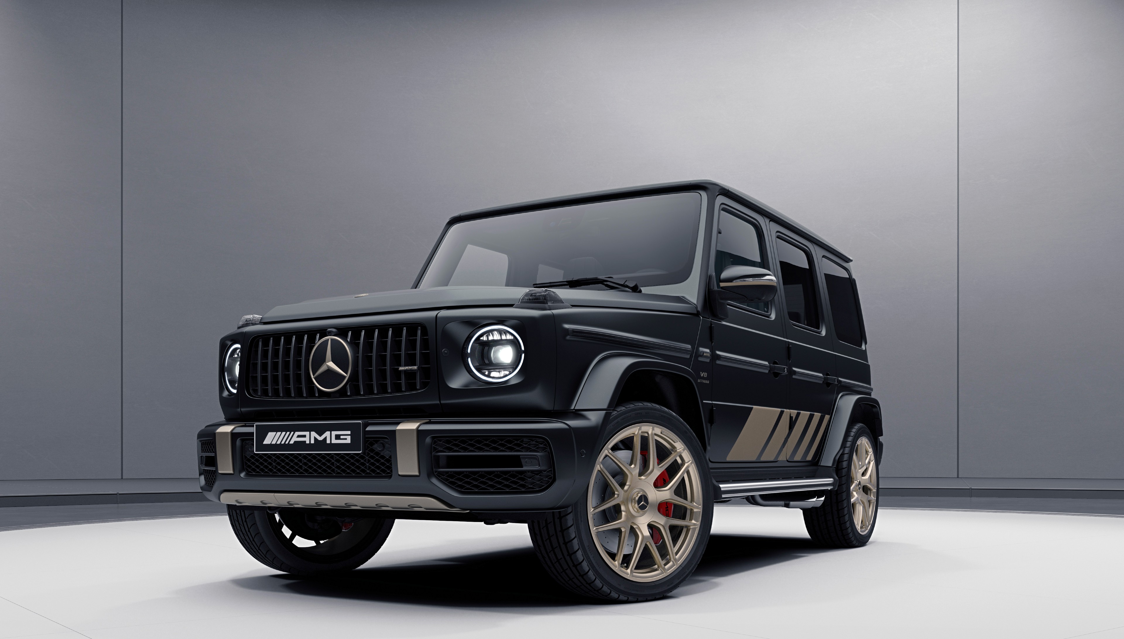 The Mercedes-AMG G 63 Grand Edition gets the Manufaktur night black magno with gold-coloured detailing and rides on 22-inch cross-spoke forged alloy wheels Mercedes-AMG G 63 Grand Edition Front