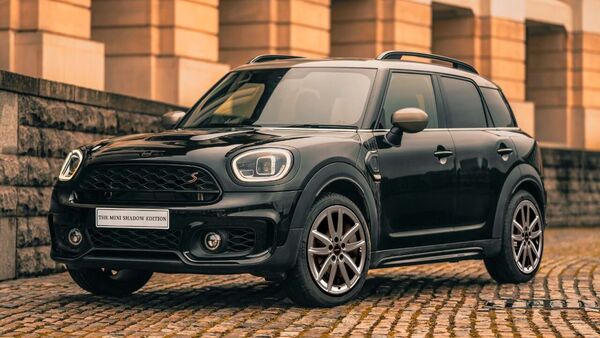 The MINI Shadow Edition is powered by the 2-litre 4-cylinder petrol engine with TwinPower Turbo technology. MINI