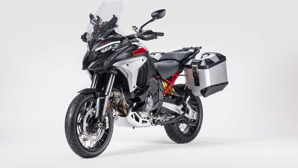 The new Ducati Multistrada V4 Rally gets several upgrades to justify its off-road credentials including the larger 30-litre fuel tank, which should make for longer distances between tank-ups. The Italian ADV also gets a redesigned windscreen that’s now 40 mm taller and 20 mm wider. The new Ducati Multistrada V4 Rally gets several upgrades to justify its off-road credentials including the larger 30-litre fuel tank, which should make for longer distances between tank-ups. The Italian ADV also gets a redesigned windscreen that’s now 40 mm taller and 20 mm wider.