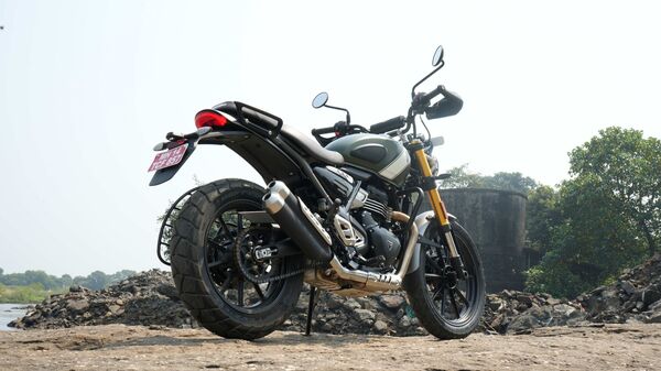 The engine has loads of low and mid-end grunt. This means that the rider does not need to use the gearbox much. The engine pulls from lwer speeds effortlessly even in higher gears. However, after 5,000 rpm, there are few vibrations that start creeping on the handlebar and foot pegs. The engine has loads of low and mid-end grunt. This means that the rider does not need to use the gearbox much. The engine pulls from lwer speeds effortlessly even in higher gears. However, after 5,000 rpm, there are few vibrations that start creeping on the handlebar and foot pegs.