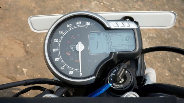 The instrument cluster is a digi-analogue unit. The speedometer is shown in an analogue form on the left side whereas on the the digital unit shows a vertical tachometer, gear position indicator, fuel guage, twin trip meters, odometer, distance to empty, real-time fuel economy and time. Some people would have preferred to have an analogue tachometer and a digital speedometer. The instrument cluster is a digi-analogue unit. The speedometer is shown in an analogue form on the left side whereas on the the digital unit shows a vertical tachometer, gear position indicator, fuel guage, twin trip meters, odometer, distance to empty, real-time fuel economy and time. Some people would have preferred to have an analogue tachometer and a digital speedometer.