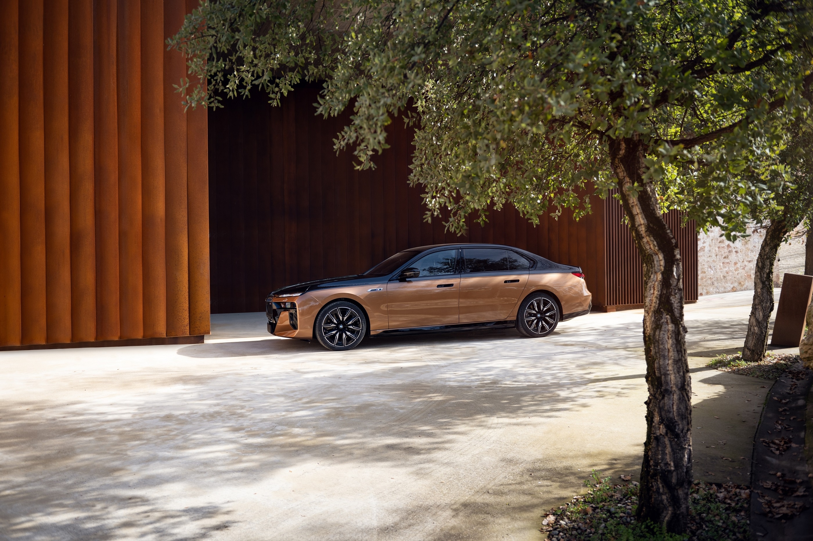 The BMW i7 M70 xDrive gets the M treatment to the exterior and interior with high-gloss black surfaces, M logos, M Sport brakes and more. The M Performance package is also added as standard BMW i7 M70 xDrive