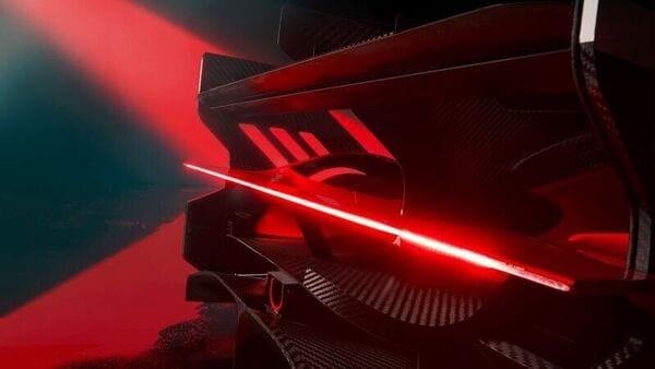 The powertrain comes paired with a 200 kW electric motor with a differential and an Energy Recovery System (ERS) which recharges the battery during deceleration and braking.